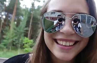 XXX 赤い靴で尿の滲みを落とすブロンド 女性 av 玩具