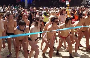XXX 吸ペニスから閉じる金髪 女性 動画 レイプ