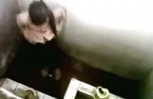 XXX 美しい金髪のお尻に油を塗った 女 の エロ い 動画