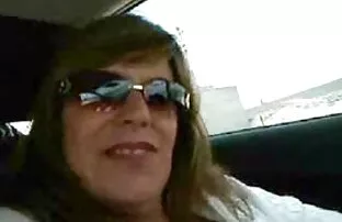XXX ブルネットは親密な雰囲気の中で友人をあきらめる エロ 素人 女