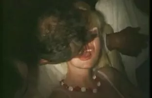 XXX 縛らとねじ込み女の子小さなアジア 成人 女性 動画